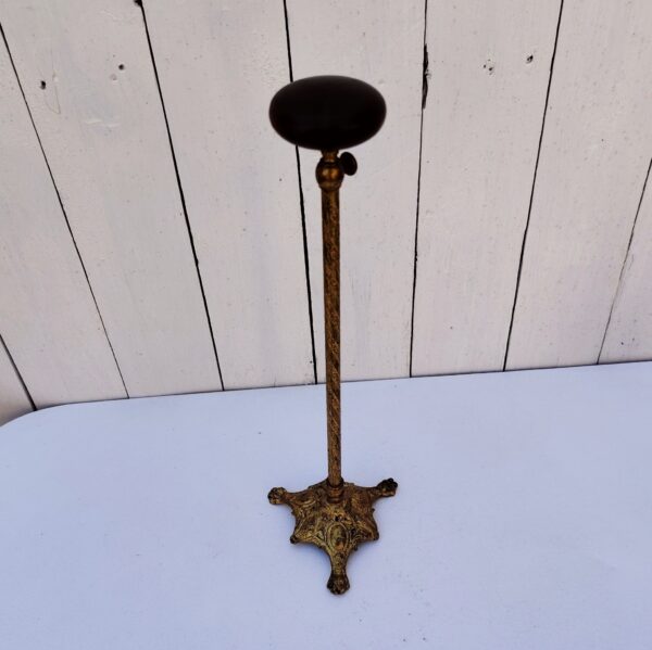 Ancien porte chapeau, présentoir de modiste ou porte perruque, postiche en bronze de la marque Siegel. Structure bronze ciselé à décor de feuille , une mollette permettant de la régler en hauteur. Repose chapeau en bois.
