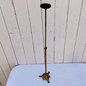 Ancien porte chapeau, présentoir de modiste ou porte perruque, postiche en bronze de la marque Siegel. Structure bronze ciselé à décor de feuille , une mollette permettant de la régler en hauteur. Repose chapeau en bois.
