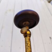 Ancien porte chapeau, présentoir de modiste ou porte perruque, postiche en bronze de la marque Siegel. Structure bronze ciselé à décor de feuille , une mollette permettant de la régler en hauteur. Repose chapeau en bois.