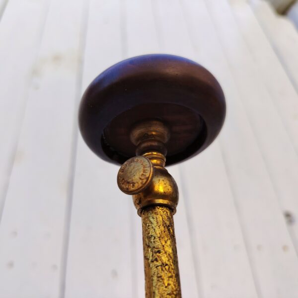Ancien porte chapeau, présentoir de modiste ou porte perruque, postiche en bronze de la marque Siegel. Structure bronze ciselé à décor de feuille , une mollette permettant de la régler en hauteur. Repose chapeau en bois.
