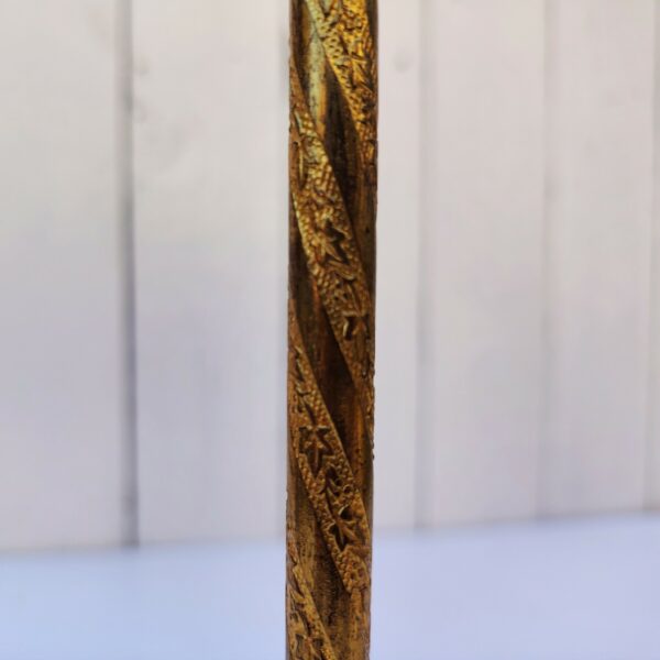 Ancien porte chapeau, présentoir de modiste ou porte perruque, postiche en bronze de la marque Siegel. Structure bronze ciselé à décor de feuille , une mollette permettant de la régler en hauteur. Repose chapeau en bois.
