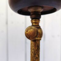 Ancien porte chapeau, présentoir de modiste ou porte perruque, postiche en bronze de la marque Siegel. Structure bronze ciselé à décor de feuille , une mollette permettant de la régler en hauteur. Repose chapeau en bois.