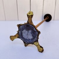 Ancien porte chapeau, présentoir de modiste ou porte perruque, postiche en bronze de la marque Siegel. Structure bronze ciselé à décor de feuille , une mollette permettant de la régler en hauteur. Repose chapeau en bois.