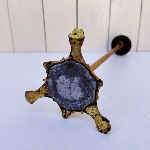 Ancien porte chapeau, présentoir de modiste ou porte perruque, postiche en bronze de la marque Siegel. Structure bronze ciselé à décor de feuille , une mollette permettant de la régler en hauteur. Repose chapeau en bois.