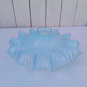 Abat-jour en opaline de couleur bleue, opaline ciselée et dentelée. Datant des années 50-60. Très bon état Diamètre : 27 cm