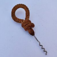 Tire bouchon corde par Audoux Minet, datant des années 60. Légèrement tordu , corde patinée. Bon état général Longueur : 22 cm