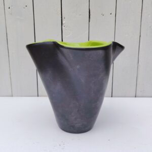 Vase quadrilobes en céramique par Elchinger datant des années 60. Signé sur le dessous. Très bon état Hauteur : 22 cm Diamètre : 23 cm