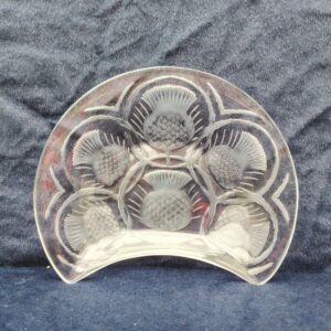 Six assiettes à salade en verre moulé pressé, Par René Lalique, modèle Chardons. Excellent état. Dimensions : 20 x 18 cm