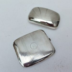 Lot de deux boites en argent anglais de Birmingham, composé d'une boite à savon et d'une boite à cigarettes. Petites rayures d'usage. Bon état général. Dimensions boite à savon : 10 x 6,5 cm Dimensions boite cigarettes : 10 x 8,5 cm