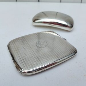 Lot de deux boites en argent anglais de Birmingham, composé d'une boite à savon et d'une boite à cigarettes. Petites rayures d'usage. Bon état général. Dimensions boite à savon : 10 x 6,5 cm Dimensions boite cigarettes : 10 x 8,5 cm