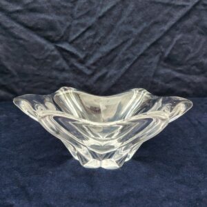 Coupe, vide poche, centre de table  de la manufacture Daum Nancy. Signé à la pointe sur le dessous " Daum France". Excellent état. Hauteur : 5 cm Diamètre : 12 cm