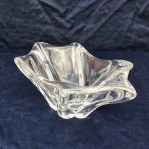 Coupe, vide poche, centre de table  de la manufacture Daum Nancy. Signé à la pointe sur le dessous " Daum France". Excellent état. Hauteur : 5 cm Diamètre : 12 cm