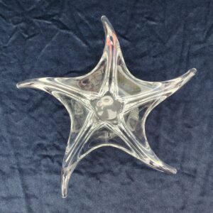 Coupe, vide poche, centre de table à la forme d'étoile de la manufacture Daum Nancy. Signé à la pointe sur le dessous " Daum France". Excellent état. Hauteur : 8,5 cm Diamètre : 28 cm