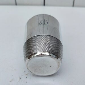 Timbale en argent poinçon minerve, orfèvre Pierre Bezon. Monogramme JG. Petits chocs sans gravité. Bon état général. Hauteur : 7,5 cm Diamètre : 6 cm