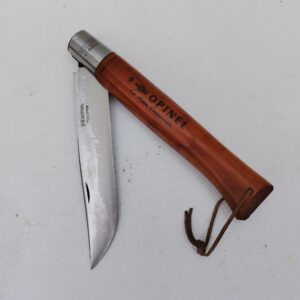 Très grand couteau de la marque Opinel, Numéro 13. Manche en bois vernis. Très bon état Longueur plié  : 28 cm Longueur ouvert : 50 cm