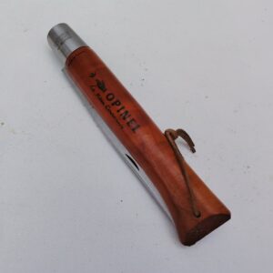 Très grand couteau de la marque Opinel, Numéro 13. Manche en bois vernis. Très bon état Longueur plié  : 28 cm Longueur ouvert : 50 cm