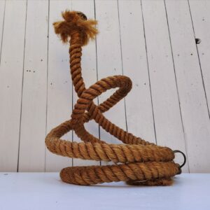 Lampe à poser datant des années 50, créée par Audoux Minet. Structure en fil d'acier et métal recouvert de cordage tressé. Haut du cordage effiloché Bon état général. Hauteur  : 47 cm