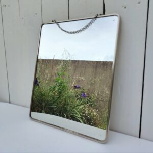 Miroir de barbier simple , structure en métal. Une chaînette d'accroche. Quelques rayures sur le miroir.  Petites traces de corrosion sur le contour sans gravité. Très bon état général Dimensions :  30 x 24 cm