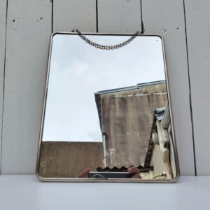 Miroir de barbier simple , structure en métal. Une chaînette d'accroche. Quelques rayures sur le miroir.  Petites traces de corrosion sur le contour sans gravité. Très bon état général Dimensions :  30 x 24 cm