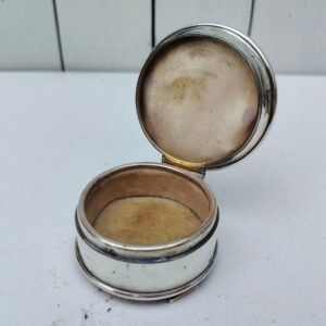 Pilulier ou petit baguier anglais , en argent Mappin & Webb. Repose sur trois petits pieds, satin et velours à l'intérieur. Signé sur le dessous, Taches sur le satin et velours. Bon état général. Hauteur fermé : 3 cm Diamètre : 7 cm