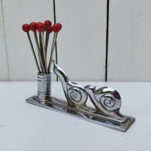 Porte piques apéritif en métal argenté contenant 11 piques,  représentant deux escargots qui se suivent. Traces d'usage. Bon état général Dimensions : 12 x 3 x 5,5 cm