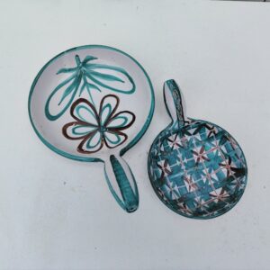 Deux poêlons avec poignée en céramique de Vallauris signé Robert Picault. Datant des années 60. Très bon état Diamètres  : 13,5 et 18 cm