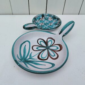 Deux poêlons avec poignée en céramique de Vallauris signé Robert Picault. Datant des années 60. Très bon état Diamètres  : 13,5 et 18 cm