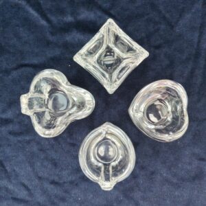 4 salerons à la forme des couleurs des jeux de cartes, coeur, trèfle,carreau,pique. Peuvent être utilisés en cendrier individuels sur une table de bridge ,tarot ou belote. Très bon état Dimensions : ~6 x 5 cm