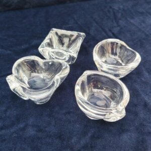 4 salerons à la forme des couleurs des jeux de cartes, coeur, trèfle,carreau,pique. Peuvent être utilisés en cendrier individuels sur une table de bridge ,tarot ou belote. Très bon état Dimensions : ~6 x 5 cm