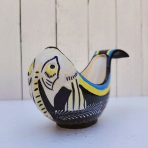 Saucière en faïence de Quimper à la forme de poisson, signée Henriot sur le dessous. Idéal pour pimper les tables d'été. Petites égrenures sur le bout de la queue. Longueur : 22 cm Hauteur max : 11,5 cm