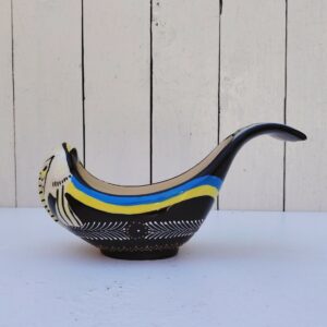 Saucière en faïence de Quimper à la forme de poisson, signée Henriot sur le dessous. Idéal pour pimper les tables d'été. Petites égrenures sur le bout de la queue. Longueur : 22 cm Hauteur max : 11,5 cm