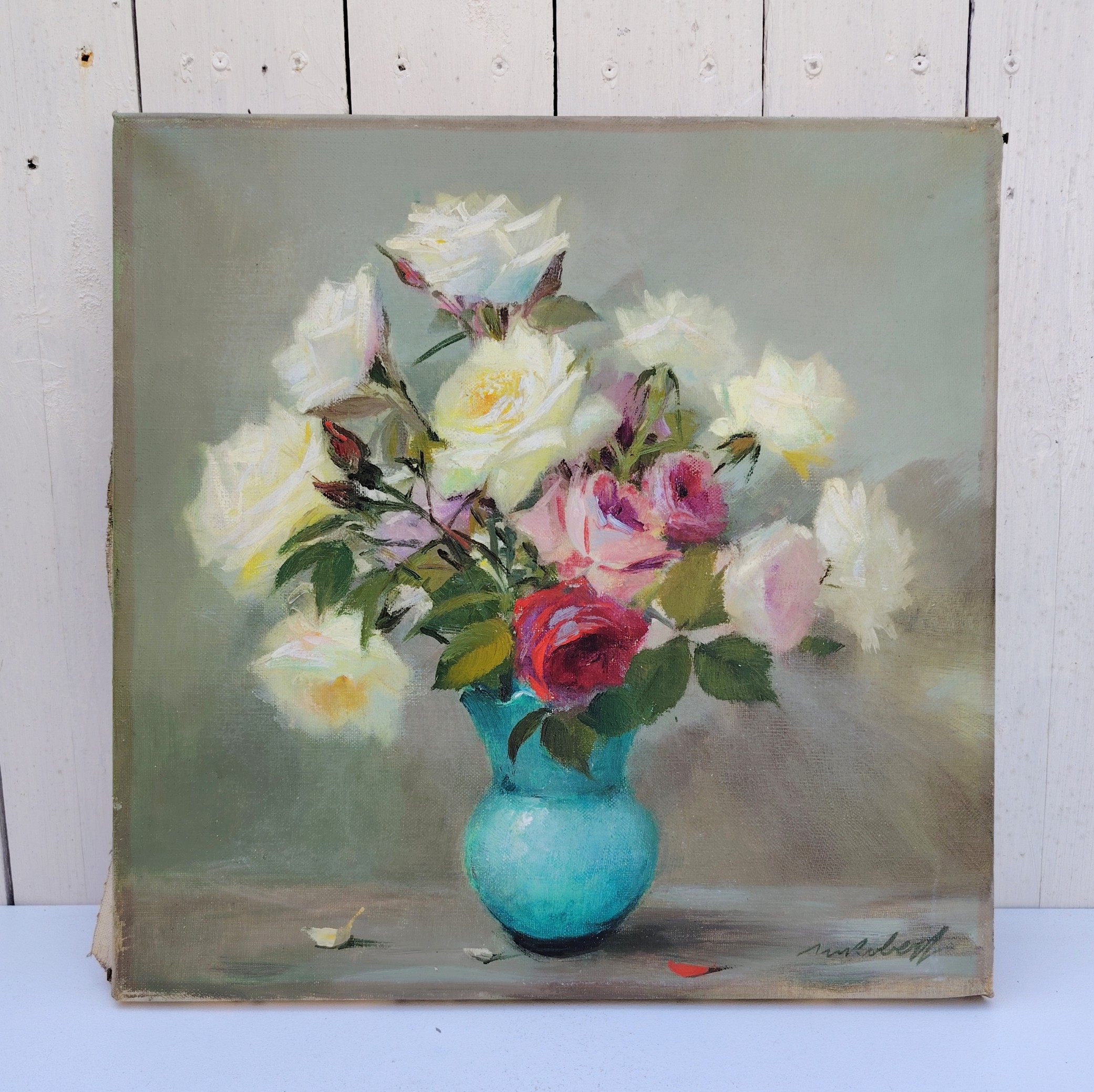 Huile sur toile représentant une nature morte d'un bouquet de roses blanches et roses dans un vase en opaline bleue. Signé Robert . Bon état général Dimensions : 38 x 38 cm
