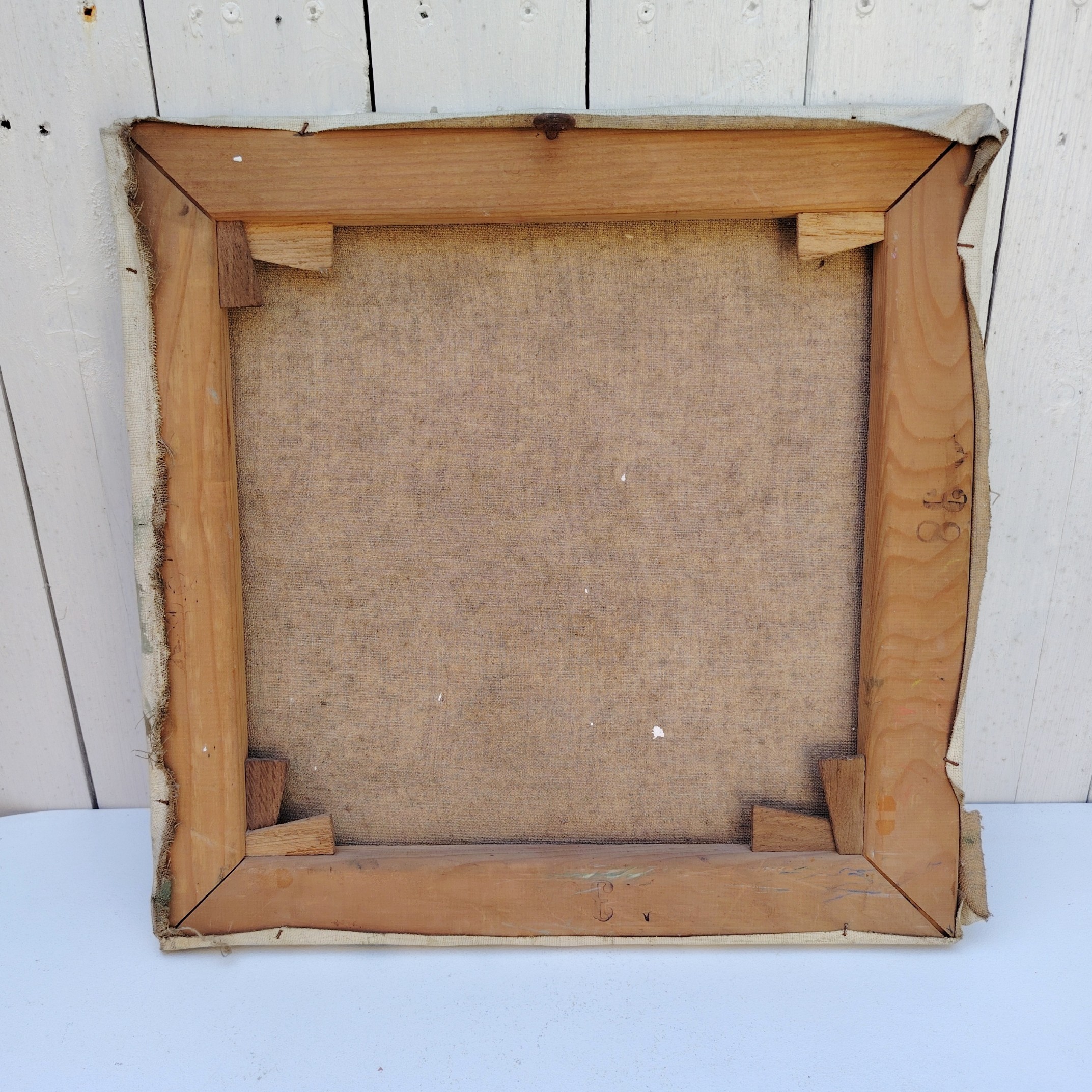 Huile sur toile représentant une nature morte d'un bouquet de roses blanches et roses dans un vase en opaline bleue. Signé Robert . Bon état général Dimensions : 38 x 38 cm