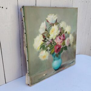 Huile sur toile représentant une nature morte d'un bouquet de roses blanches et roses dans un vase en opaline bleue. Signé Robert . Bon état général Dimensions : 38 x 38 cm