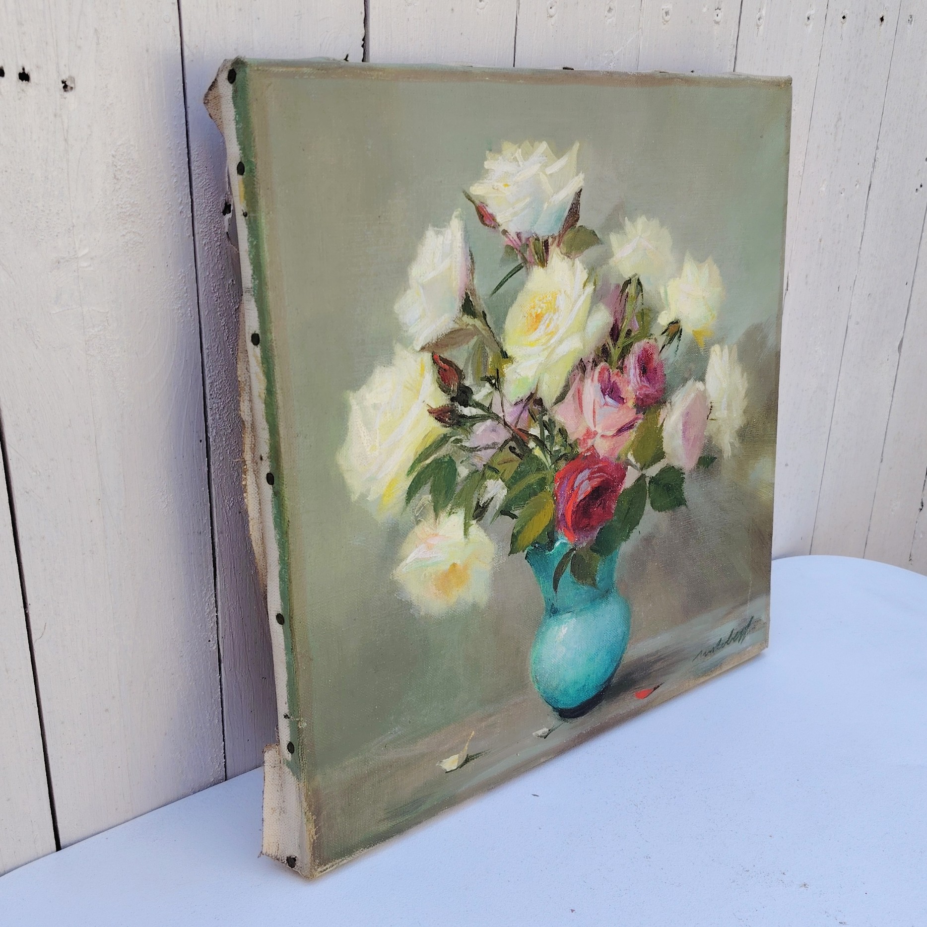 Huile sur toile représentant une nature morte d'un bouquet de roses blanches et roses dans un vase en opaline bleue. Signé Robert . Bon état général Dimensions : 38 x 38 cm