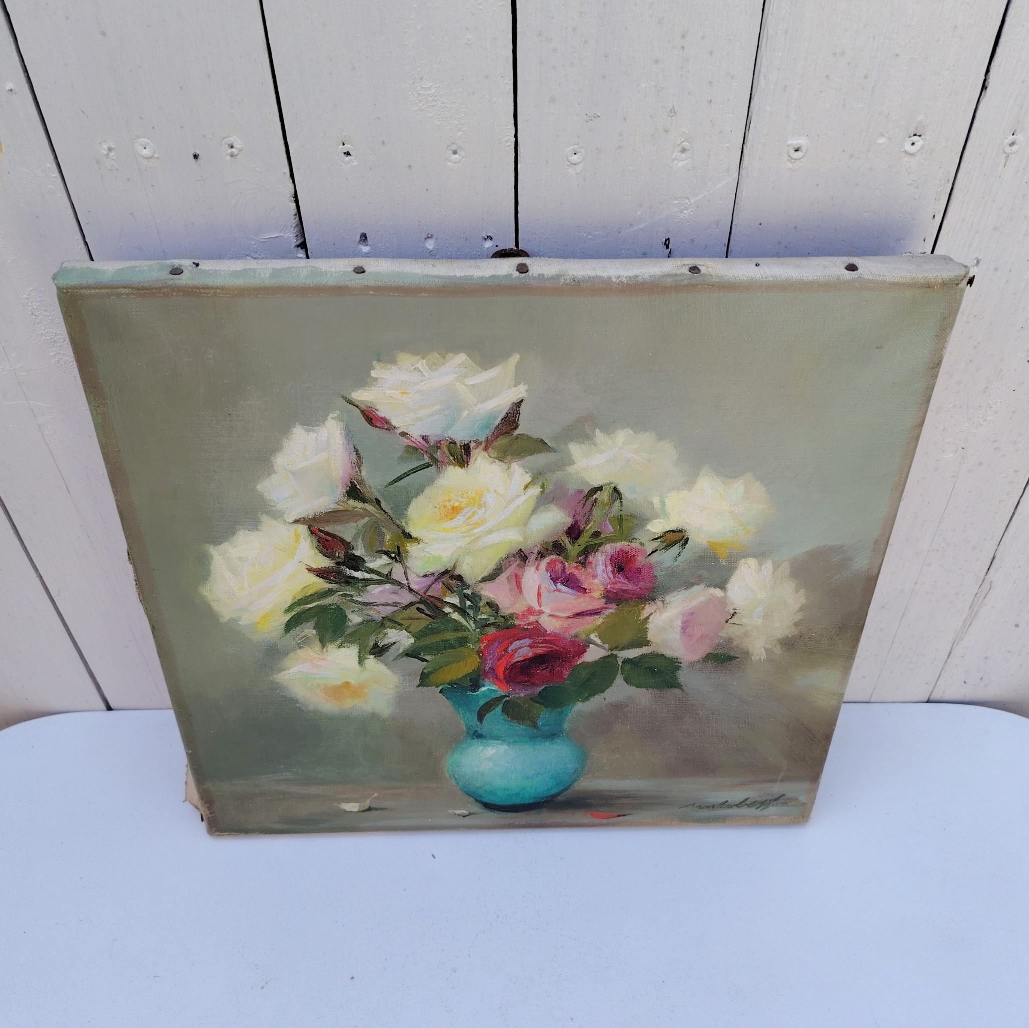 Huile sur toile représentant une nature morte d'un bouquet de roses blanches et roses dans un vase en opaline bleue. Signé Robert . Bon état général Dimensions : 38 x 38 cm
