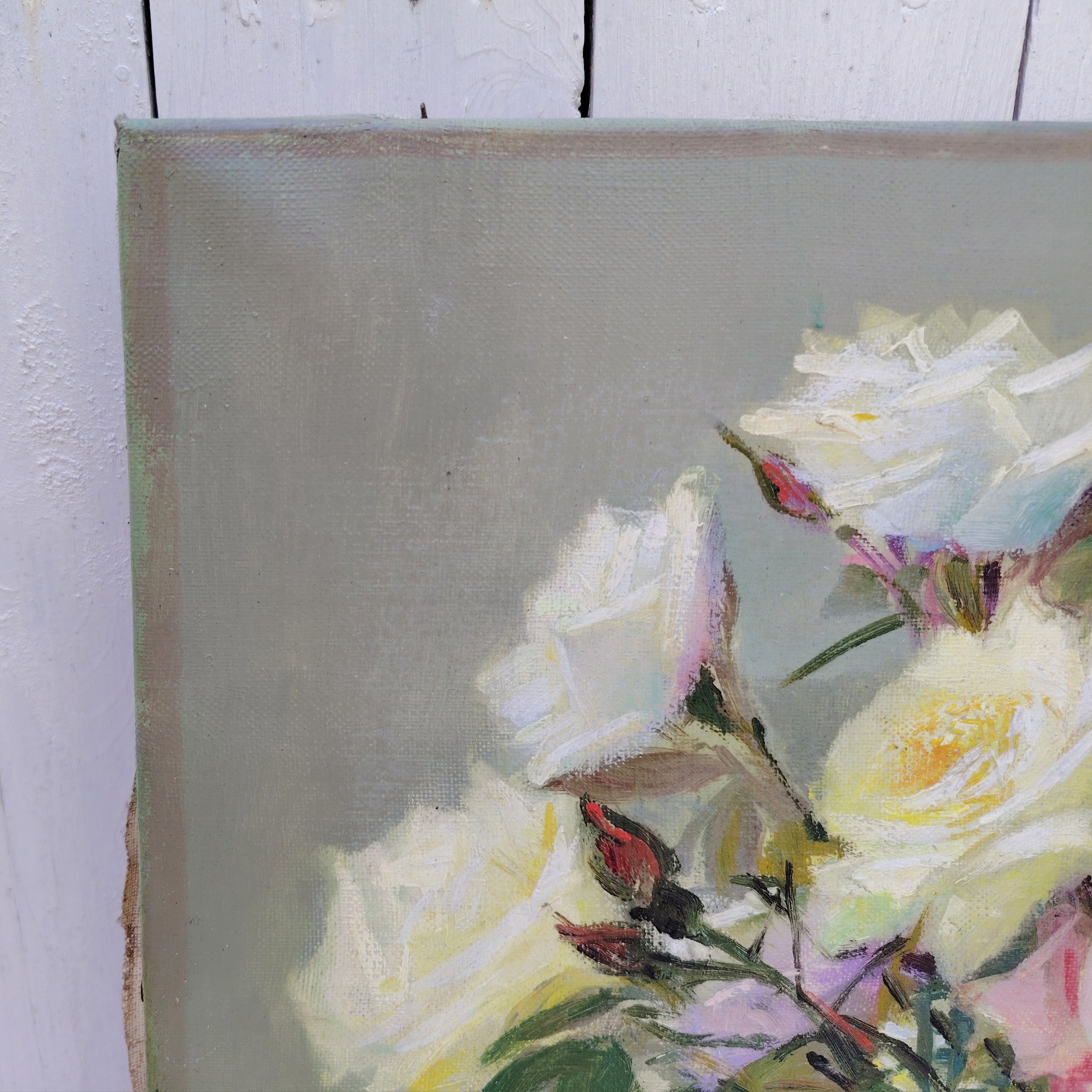 Huile sur toile représentant une nature morte d'un bouquet de roses blanches et roses dans un vase en opaline bleue. Signé Robert . Bon état général Dimensions : 38 x 38 cm