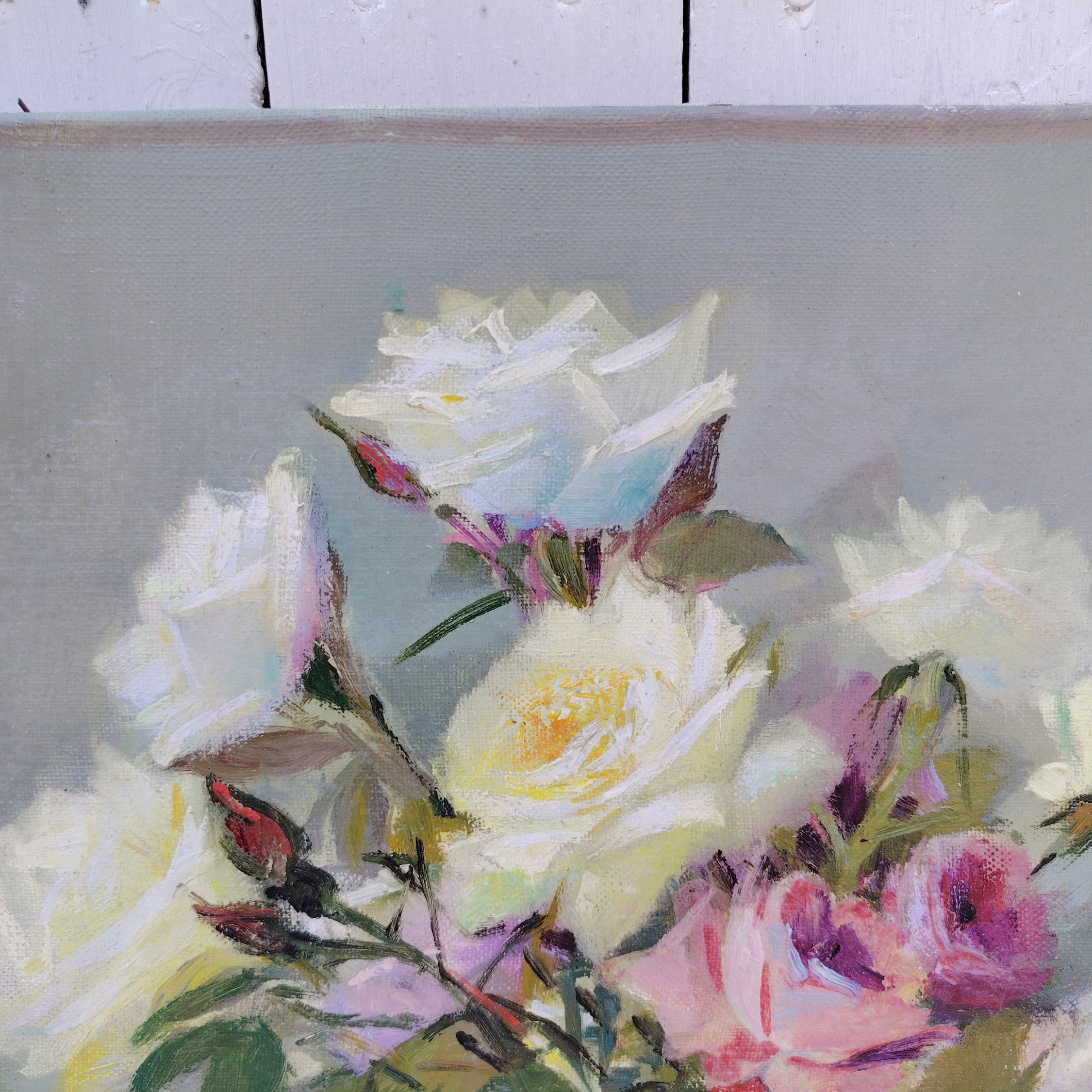 Huile sur toile représentant une nature morte d'un bouquet de roses blanches et roses dans un vase en opaline bleue. Signé Robert . Bon état général Dimensions : 38 x 38 cm