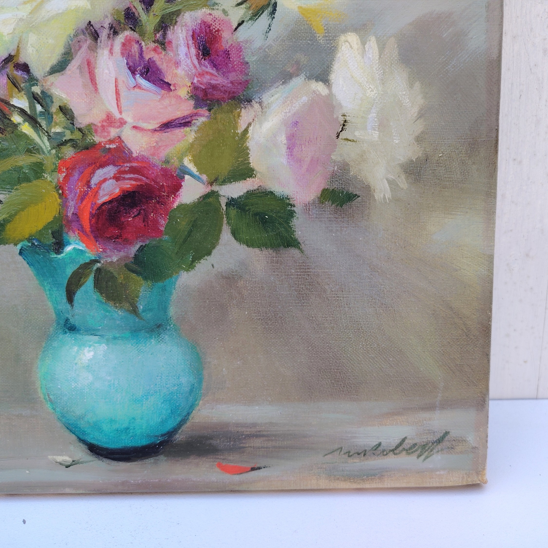 Huile sur toile représentant une nature morte d'un bouquet de roses blanches et roses dans un vase en opaline bleue. Signé Robert . Bon état général Dimensions : 38 x 38 cm