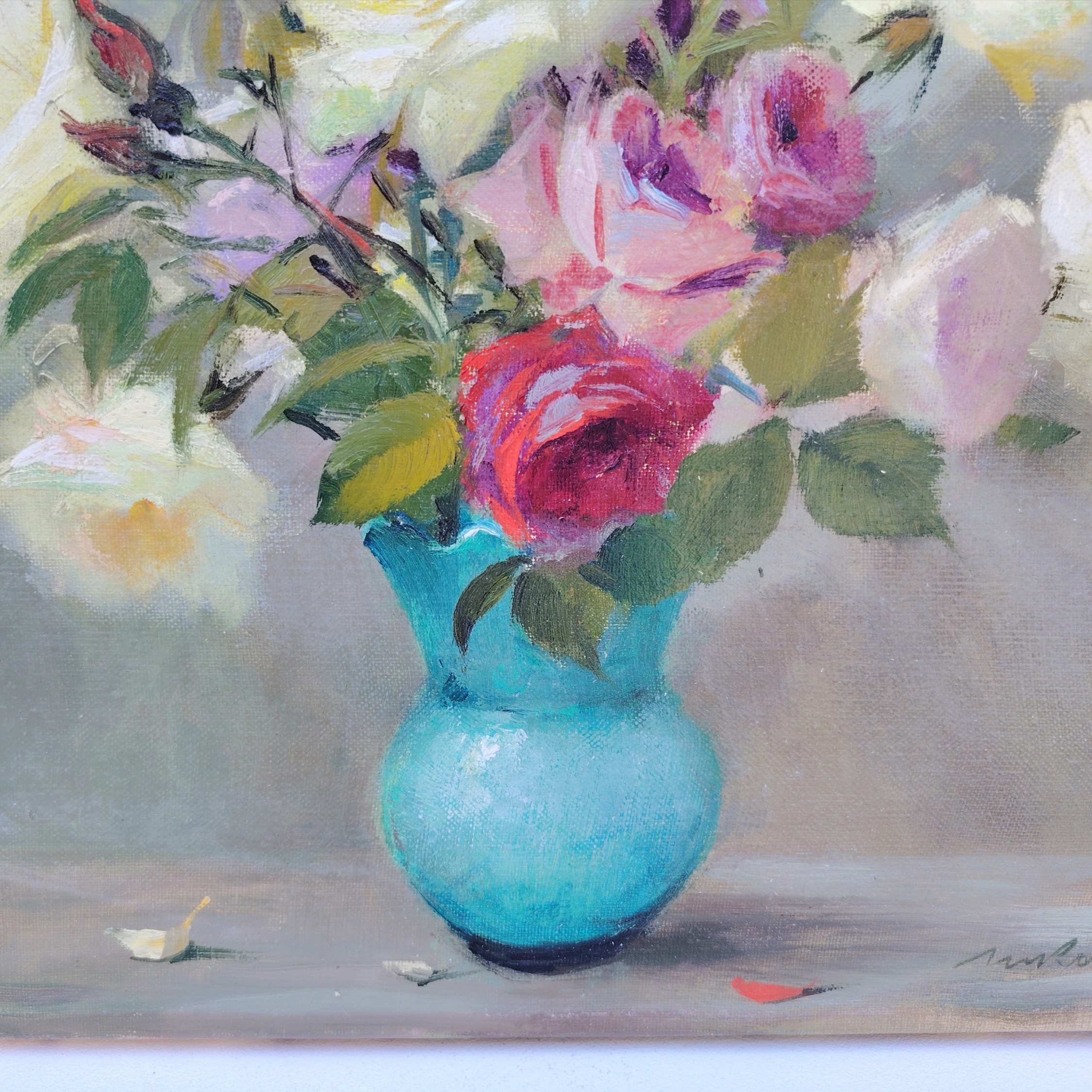 Huile sur toile représentant une nature morte d'un bouquet de roses blanches et roses dans un vase en opaline bleue. Signé Robert . Bon état général Dimensions : 38 x 38 cm