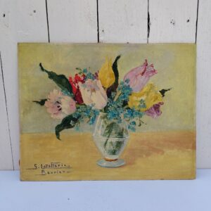 Huile sur carton, nature morte représentant un bouquet de tulipes et myosotis, signé Latallerie-beurier. Un petit choc sur le carton au milieu à gauche. Bon état général Dimensions : 35 x 27 cm