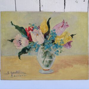 Huile sur carton, nature morte représentant un bouquet de tulipes et myosotis, signé Latallerie-beurier. Un petit choc sur le carton au milieu à gauche. Bon état général Dimensions : 35 x 27 cm