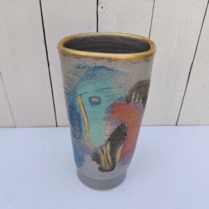 Vase en céramique créé par Eduardo Constantino, dans les tons bleus-rouge et doré. Signature en creux sous la base. Décor abstrait. Excellent état. Hauteur : 25 cm
