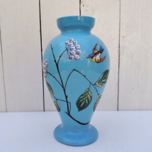 Petit vase balustre sur piédouche en opaline style Napoléon III, à décor de bouquet de fleurs émaillée et un oiseau en relief. Un petit éclat au col sans gravité Bon état général Hauteur : 21 cm Diamètre col : 6 cm