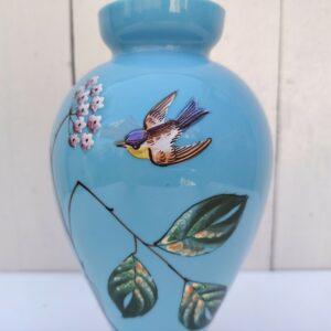 Petit vase balustre sur piédouche en opaline style Napoléon III, à décor de bouquet de fleurs émaillée et un oiseau en relief. Un petit éclat au col sans gravité Bon état général Hauteur : 21 cm Diamètre col : 6 cm