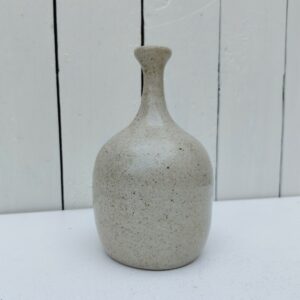 Vase soliflore en grès émaillé gris, par Les Argonautes à Vallauris. Excellent état Hauteur : 16,5 cm
