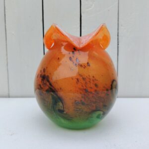 Vase en verre soufflé, effet marbré dans les tons automnaux.  Col en corolle, signé à la pointe sur le dessous. Très bon état Hauteur : 17 cm