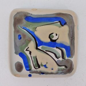 Vide poche en céramique à décor abstrait, par Xavier Krebs. Céramique de Bretagne. Deux éclats sur le contour. Signé sur le dessous. Dimensions : 16 x 16 cm