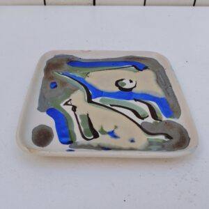 Vide poche en céramique à décor abstrait, par Xavier Krebs. Céramique de Bretagne. Deux éclats sur le contour. Signé sur le dessous. Dimensions : 16 x 16 cm