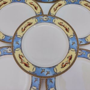 6 assiettes en porcelaine Paul Bocuse, cernées de lièvres et de canards Création Alain VAVRO pour Villeroy et Boch Petites rayure d'usage sans gravité. Très bon état. Diamètre : 29 cm